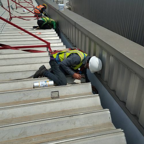 ซ่อมแซมรางน้ำข้างอาคาร (1)