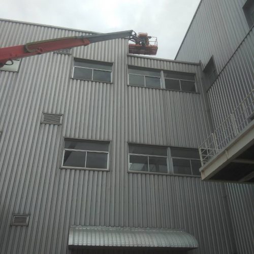 ซ่อมแซมรางน้ำข้างอาคาร (3)