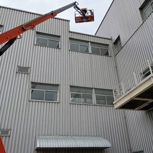 ซ่อมแซมรางน้ำข้างอาคาร (5)