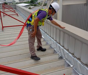 ซ่อมแซมรางน้ำข้างอาคาร (6)