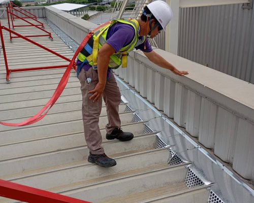 ซ่อมแซมรางน้ำข้างอาคาร (6)